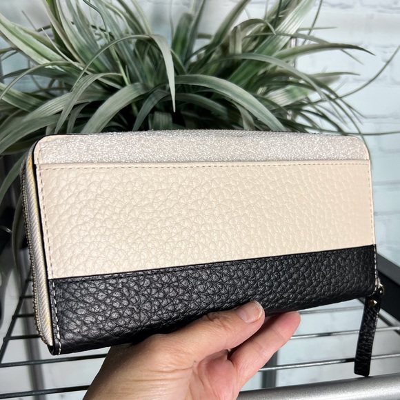 New Kate Spade zippered wallet - Picture 3 of 9